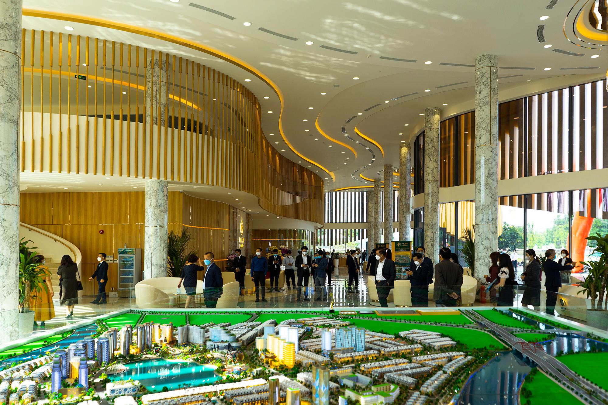Khai truong Sales Gallery van phuc city